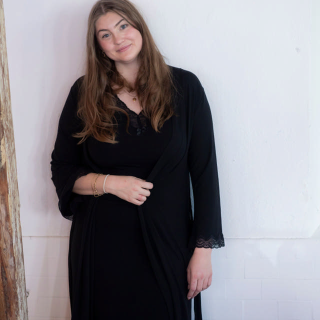 Elegance långt v-ringat nattlinne Black